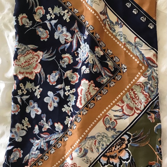 NWT Anthropologie floral print scarf. Sophisticate fashion accessory - Picture 4 of 6